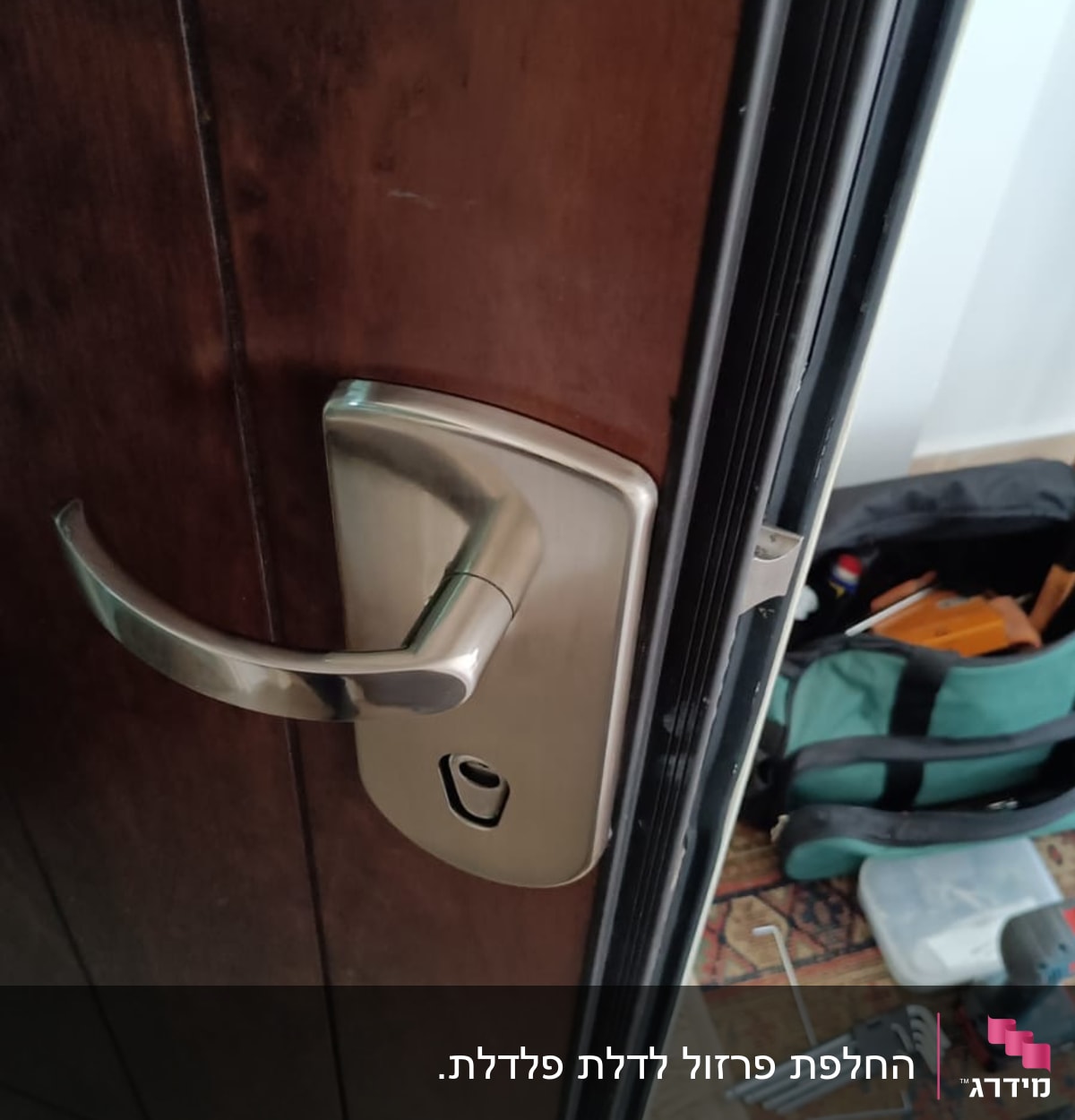 ידית דלת מתכתית עם מנעול, כלים על הרצפה